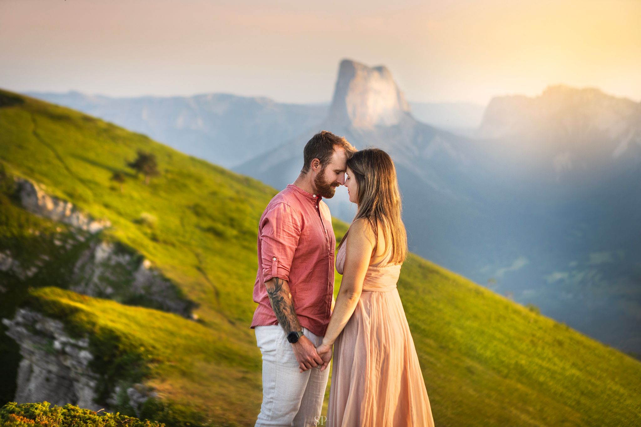 Couple en montagne avec le mont Aiguille en fond