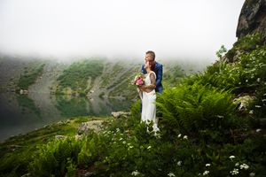 Couple de mariés en montagne avec le lac de Crop en fond