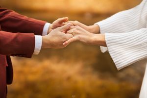 Couple de mariés en forêt