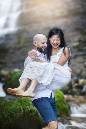 Couple devant une cascade