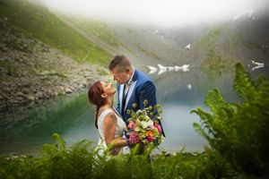 Couple de mariés en montagne avec le lac de Crop en fond