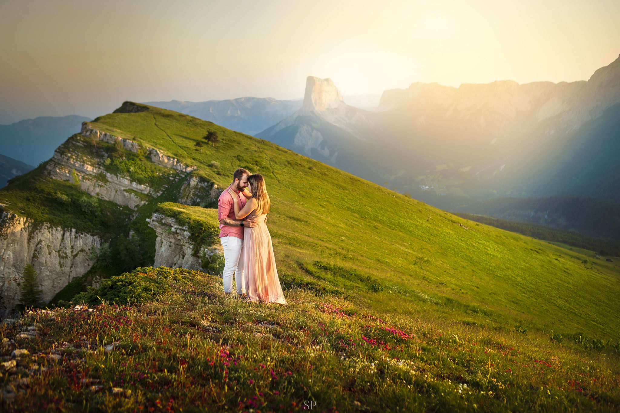 Couple en montagne avec le mont Aiguille en fond