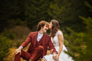 Couple de mariés en forêt