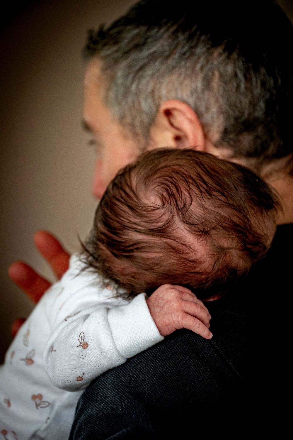eleanor barry photography newborn waterford munster baby asleep on dads shoudler
