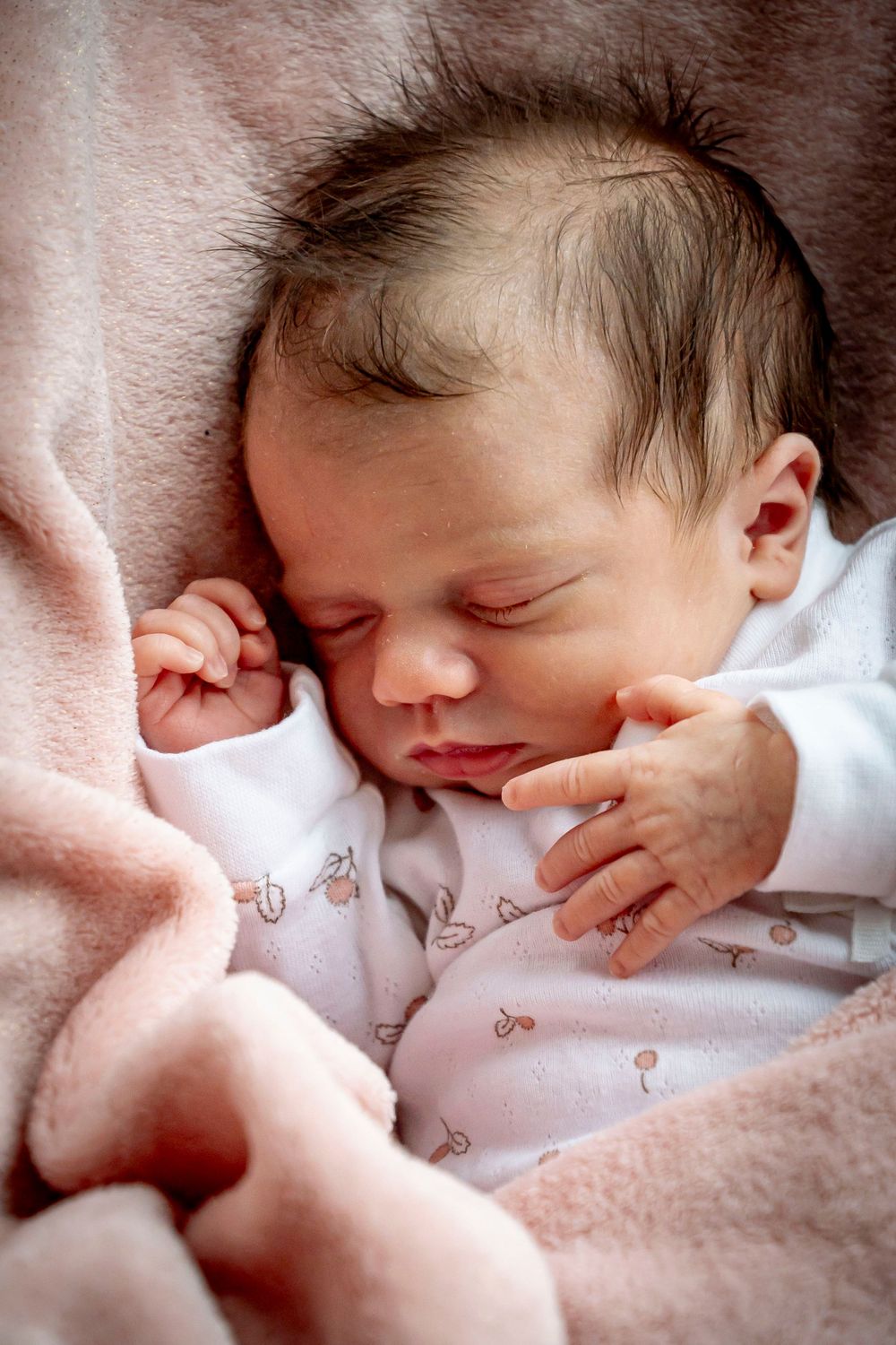 eleanor barry photography newborn waterford munster baby asleep in bouncer pink blanket