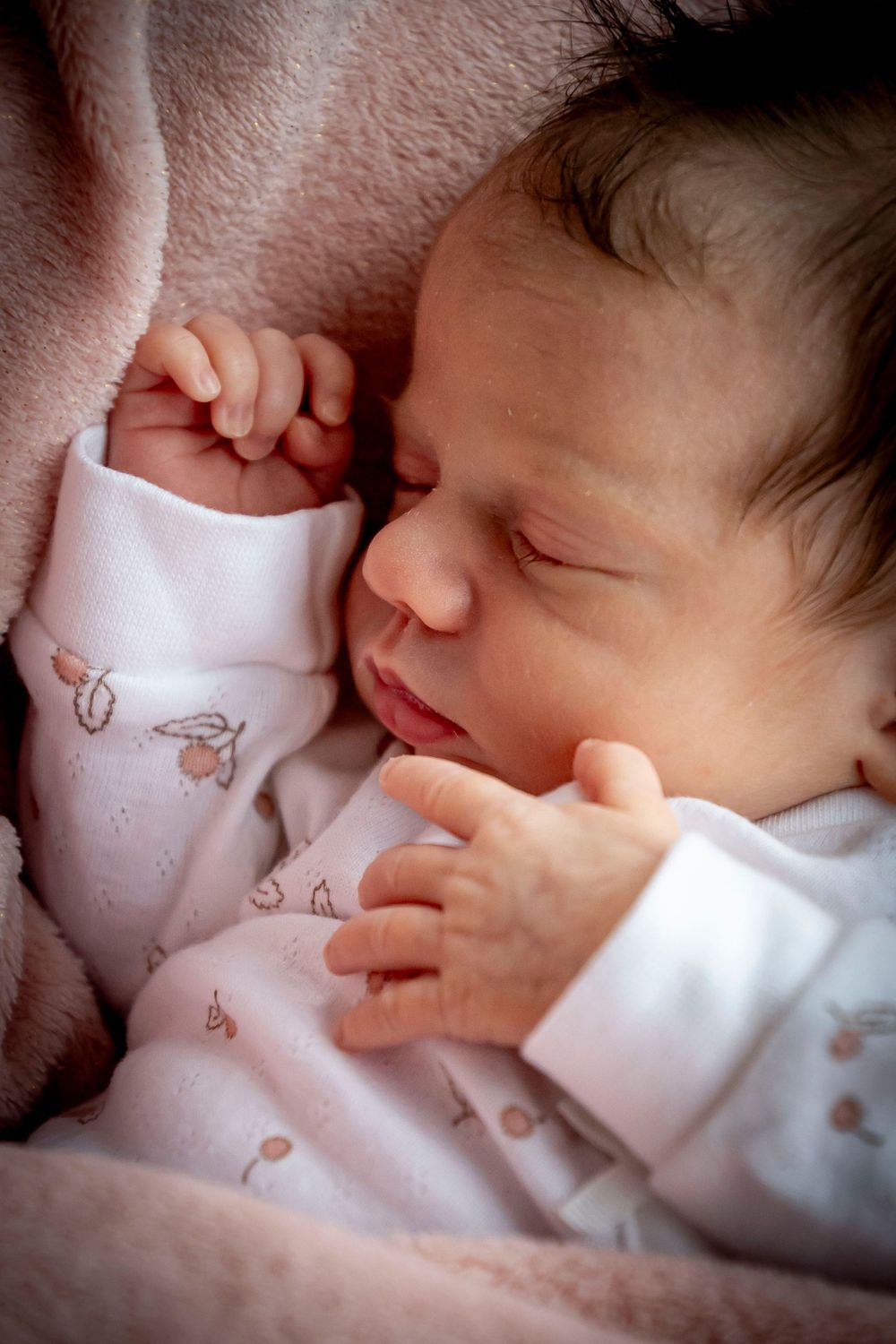 eleanor barry photography newborn waterford munster baby asleep in bouncer pink blanket