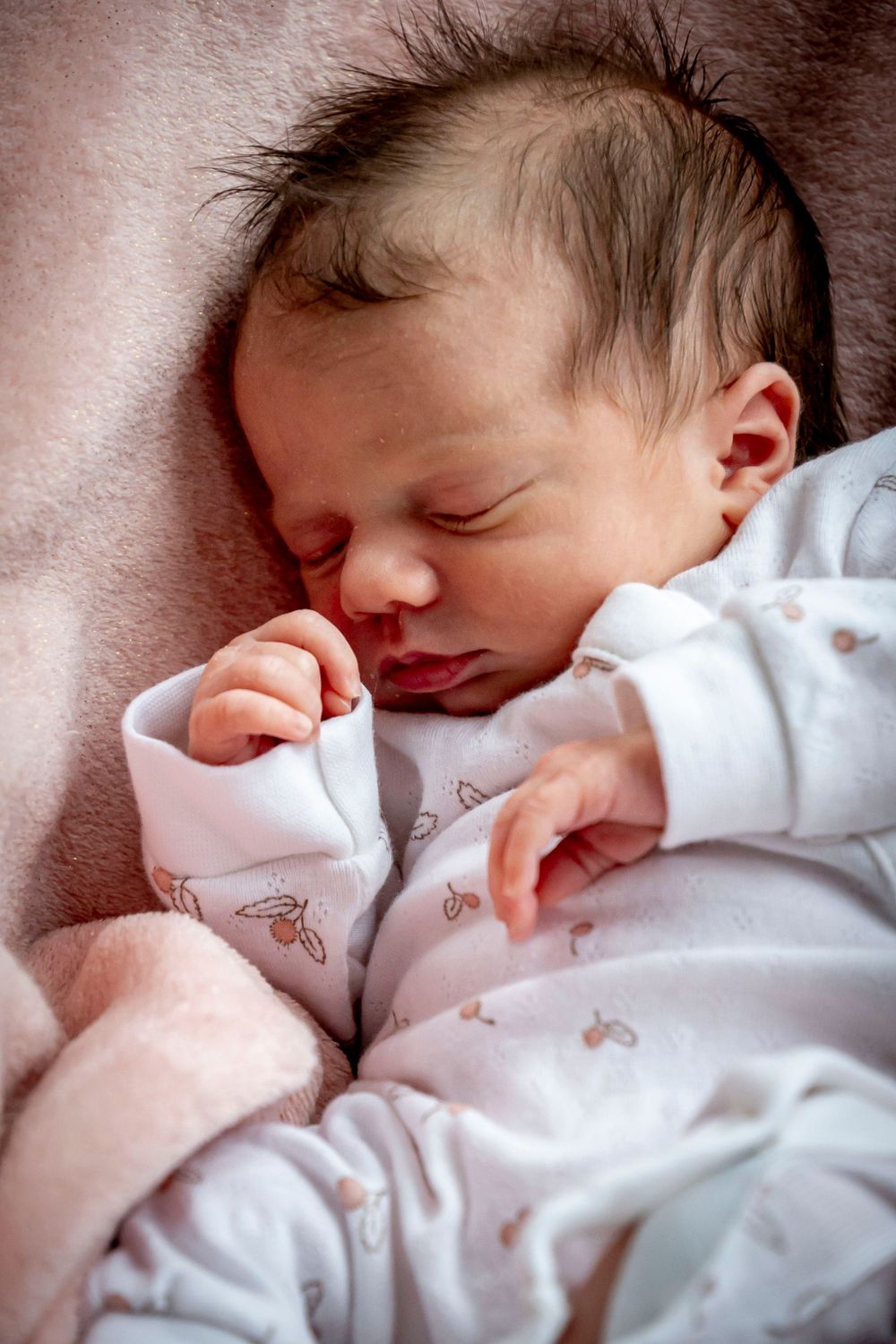 eleanor barry photography newborn waterford munster baby asleep in bouncer pink blanket
