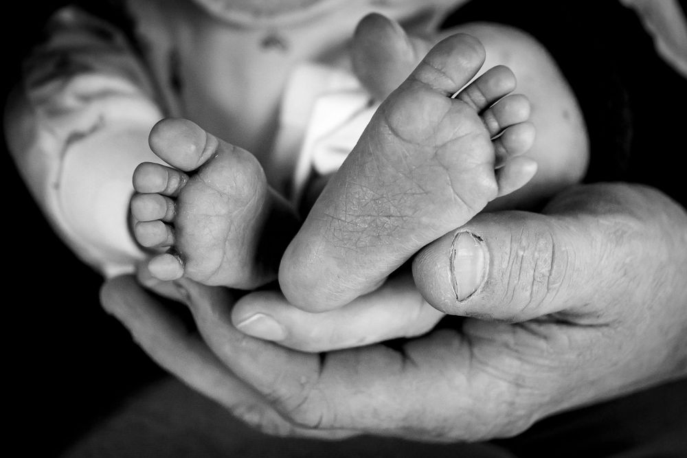 eleanor barry photography newborn waterford munster baby feet in dads hands