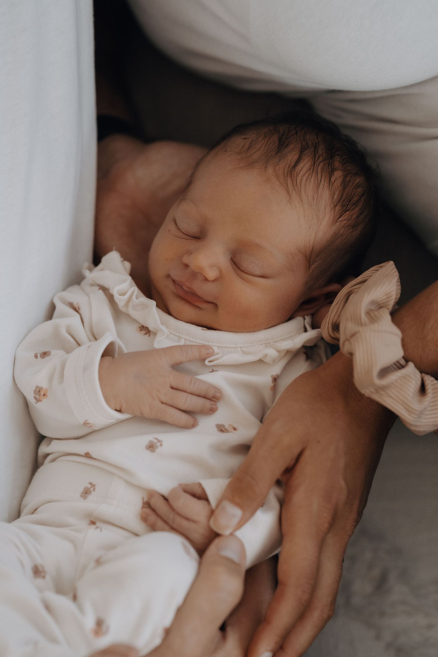 liebevolle und authentische Neugeborenenfotografie. Newborn Shooting als erinnerung an eine Magische Zeit.