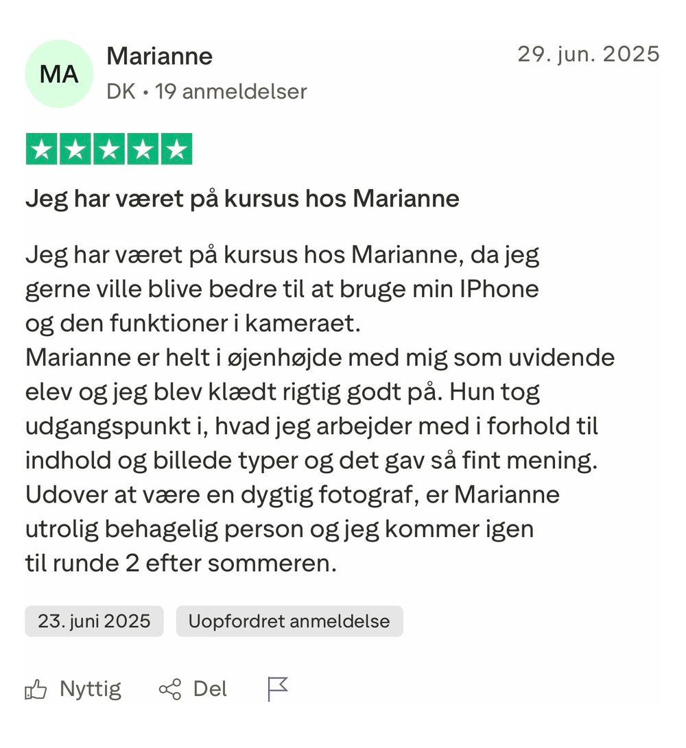 Customer review interface showing five star rating and Danish text.
