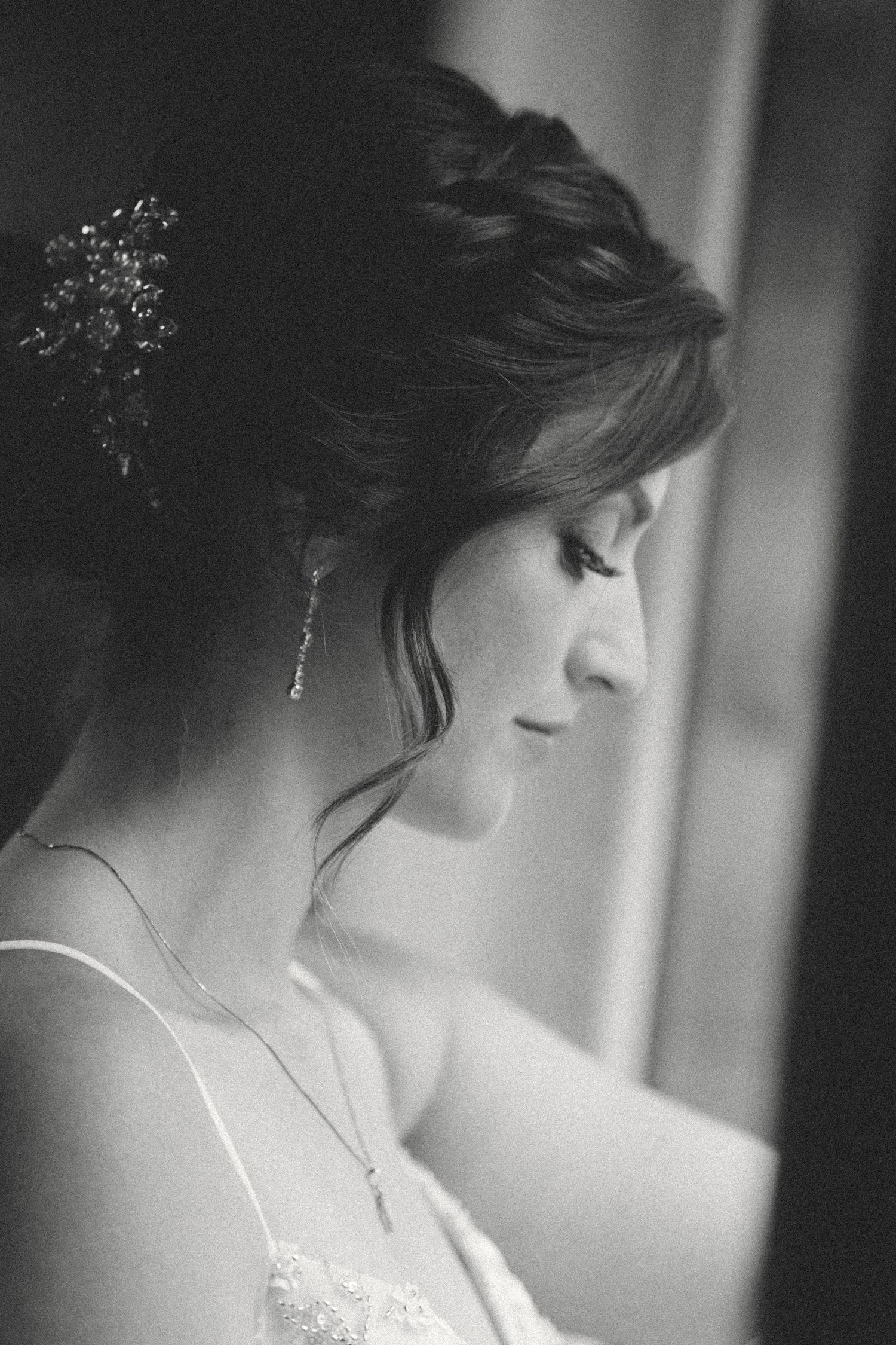 Black and white artistic portraits of a bride with delicate hair accessories.