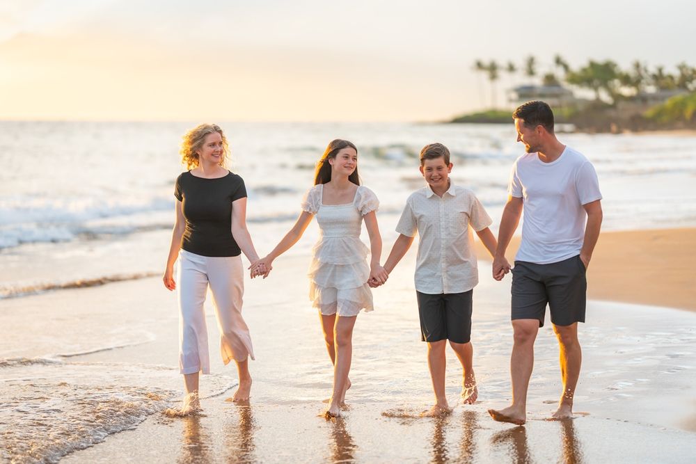 Maui family walk photo by ohwowfotos during sunset beach in Hawaii