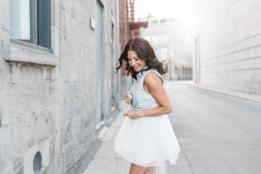 Photo portrait lifestyle en extérieur urbain, robe blanche et architecture de béton