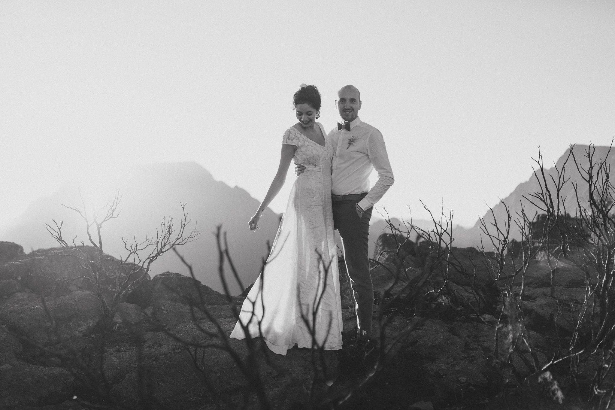 Séance photo de couple en extérieur dans un cadre naturel et lumineux