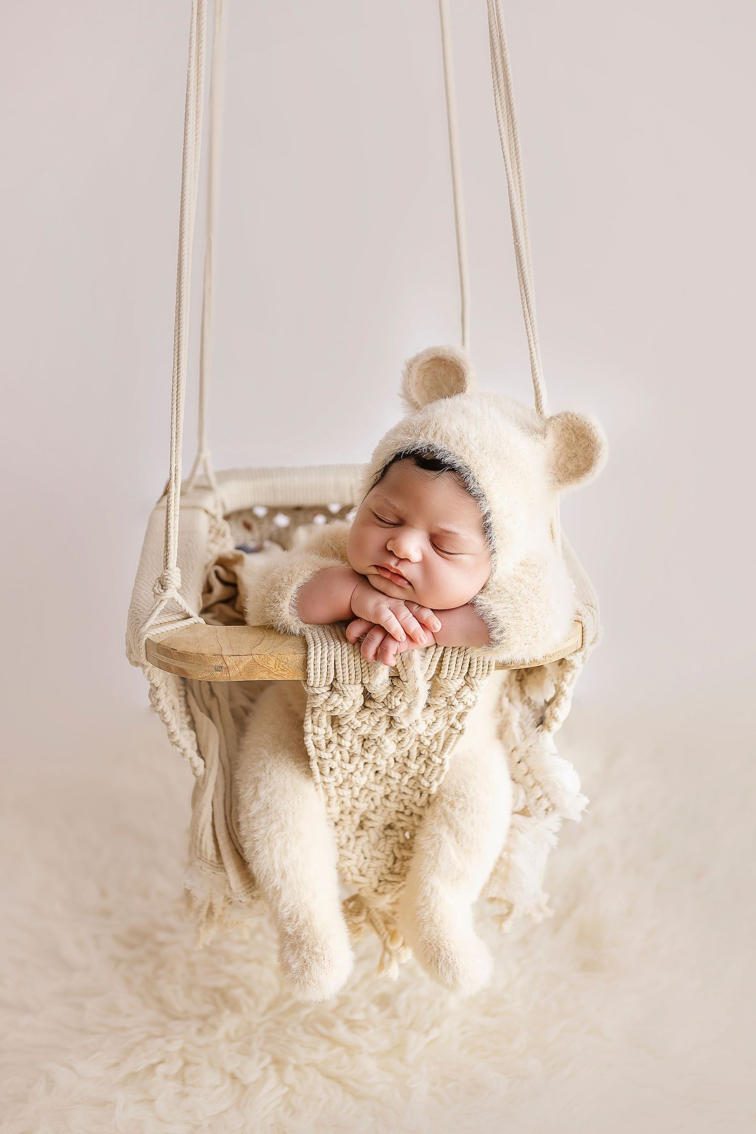 Organic baby photographer in ponce, Fotografa de newborn en ponce, ponce puerto rico photographer, baby on macrame swing with bear hat