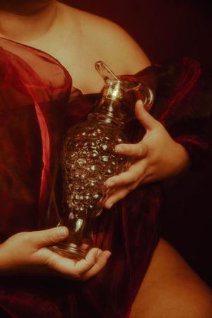 Photographie d'une main tenant un vase texturé dans le style d'un tableau ancien, séance photo artistique dans la Loire