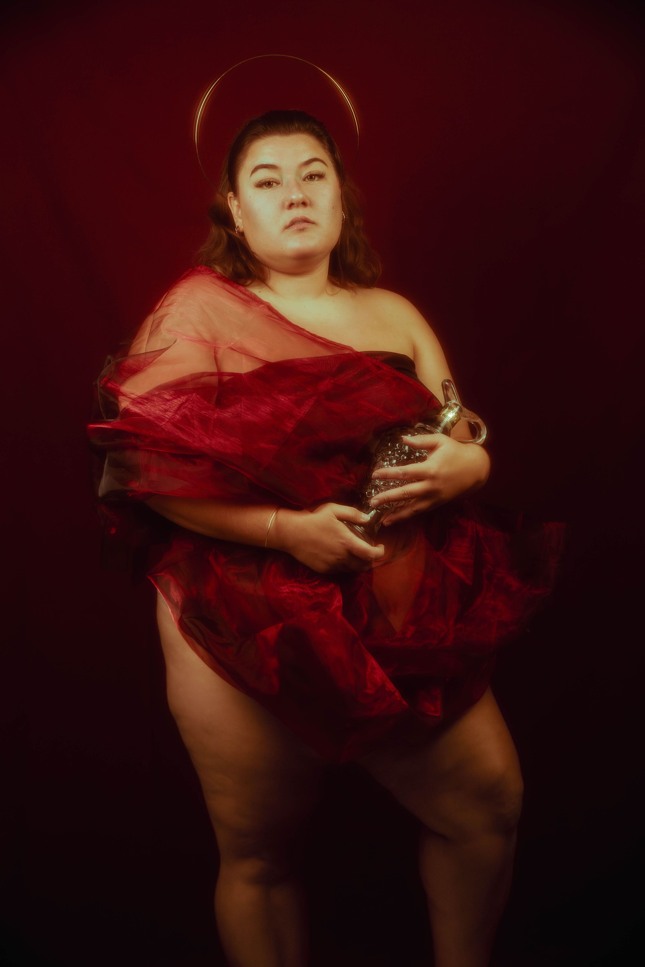 Femme se tenant debout avec un vase dans la main lors d'une séance photo déesse dans la Loire