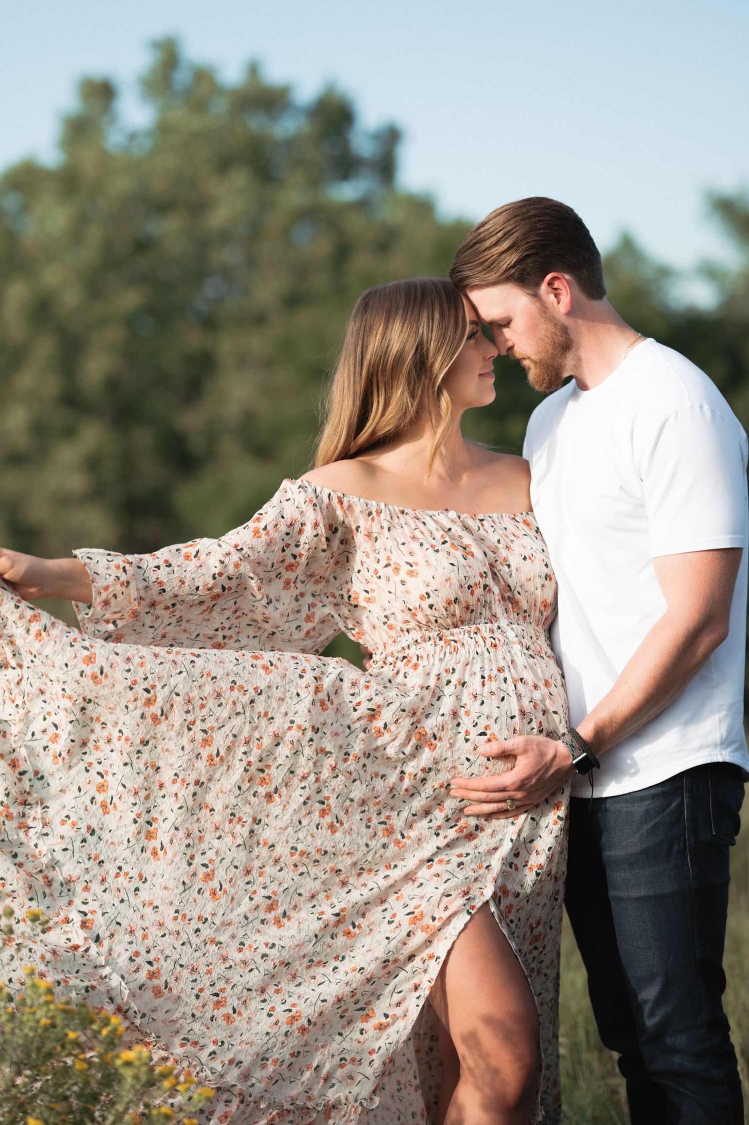 Intimate maternity portrait of an expectant mother in a field of green in Sioux Falls.