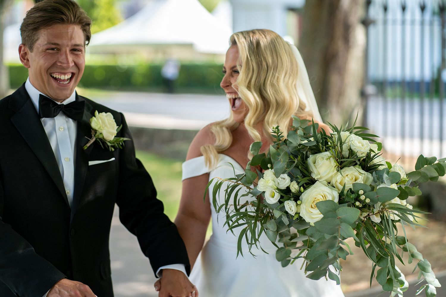 Comfortable natural wedding posing ideas