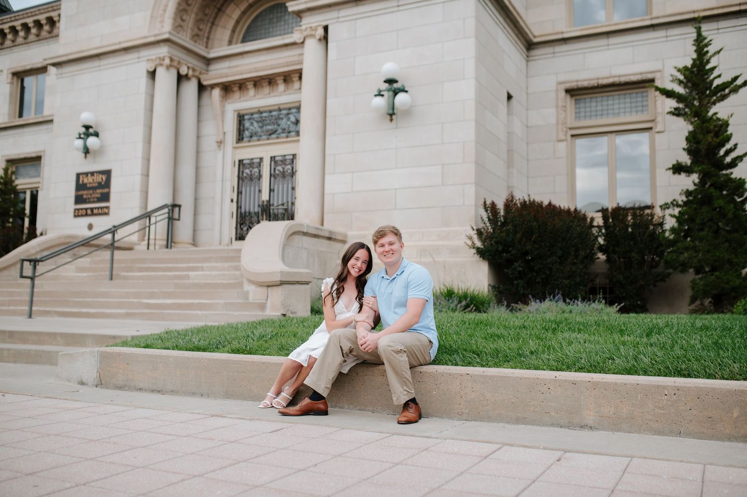 Engagement session in downtown Wichita, KS by photographer Jessica Nadine Photography. Courthouse building, old buildings, fidelity classic