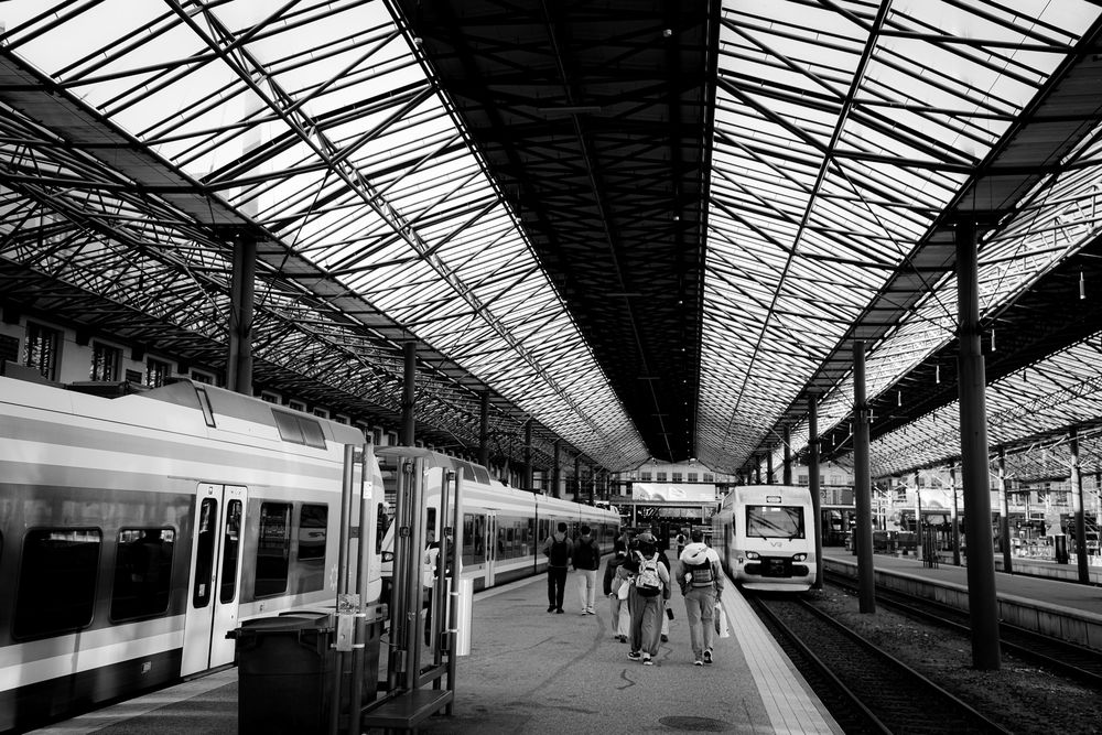 Black and white photo of a Helsinki Airport railway station concourse.