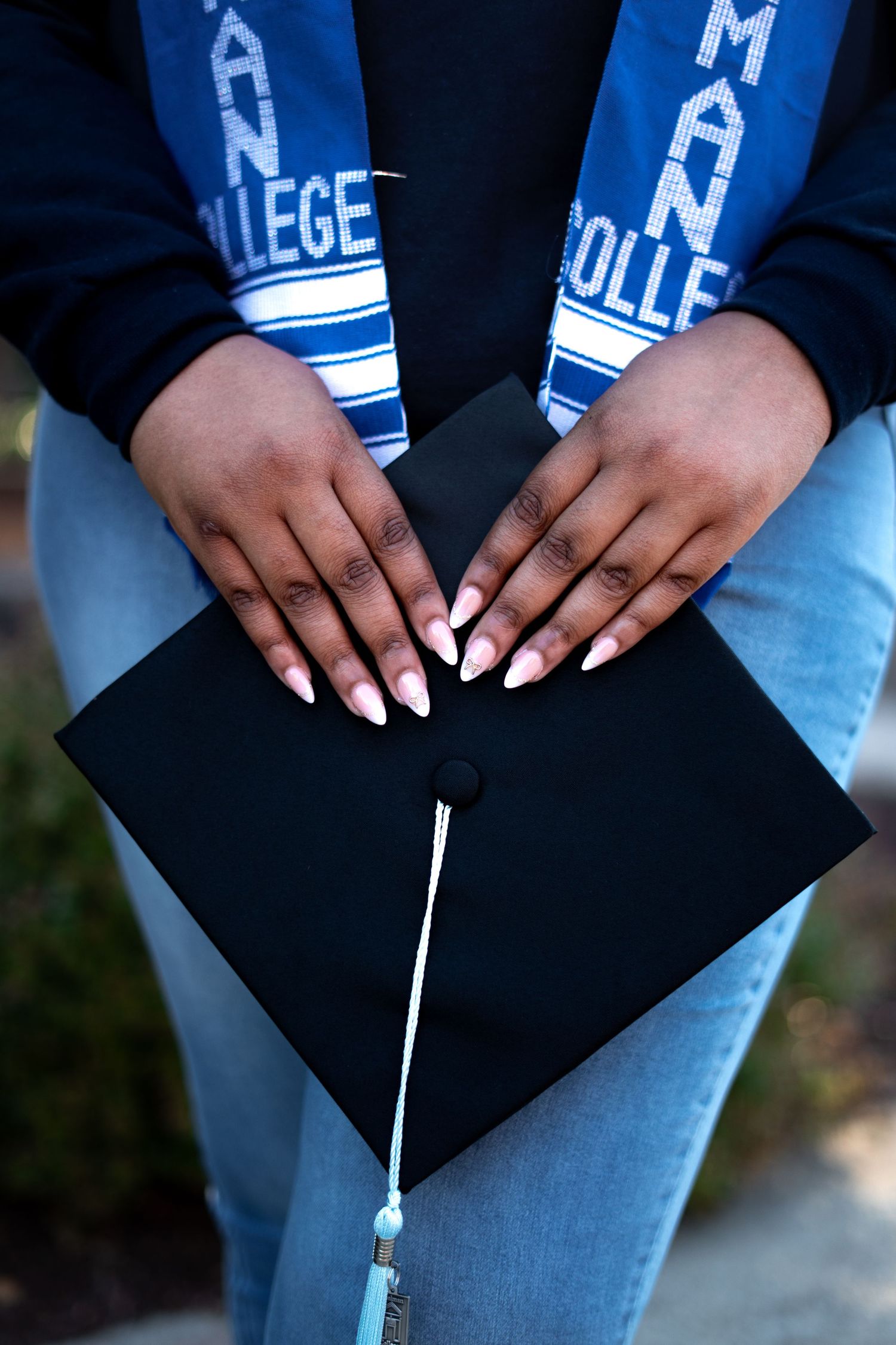 Spelman student grad photographer in atlanta Georgia booking graduation portrait sessions before commencement