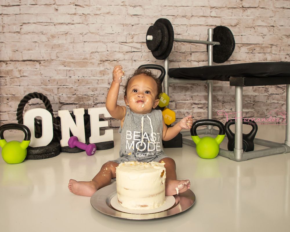 #firstroundcakesmash #scphotographer #weightliftsession #firstbirthdayideas