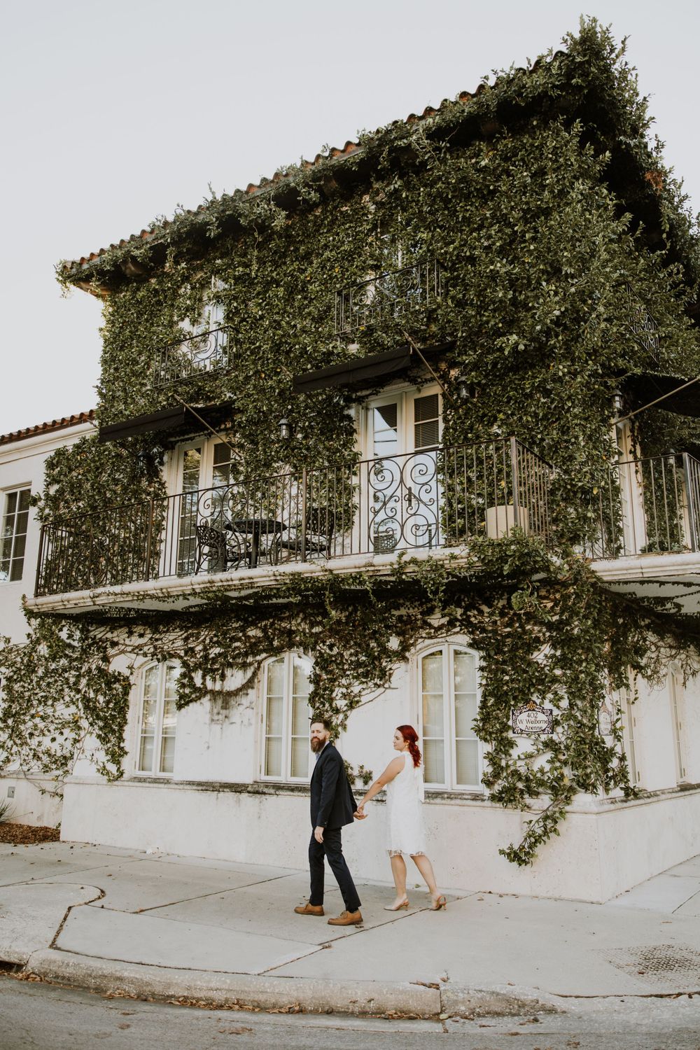 Golden hour engagement photos in Hannibal Square in Downtown Winter Park captured by Lindsay McDow Photography. Couple, greenery, stairs
