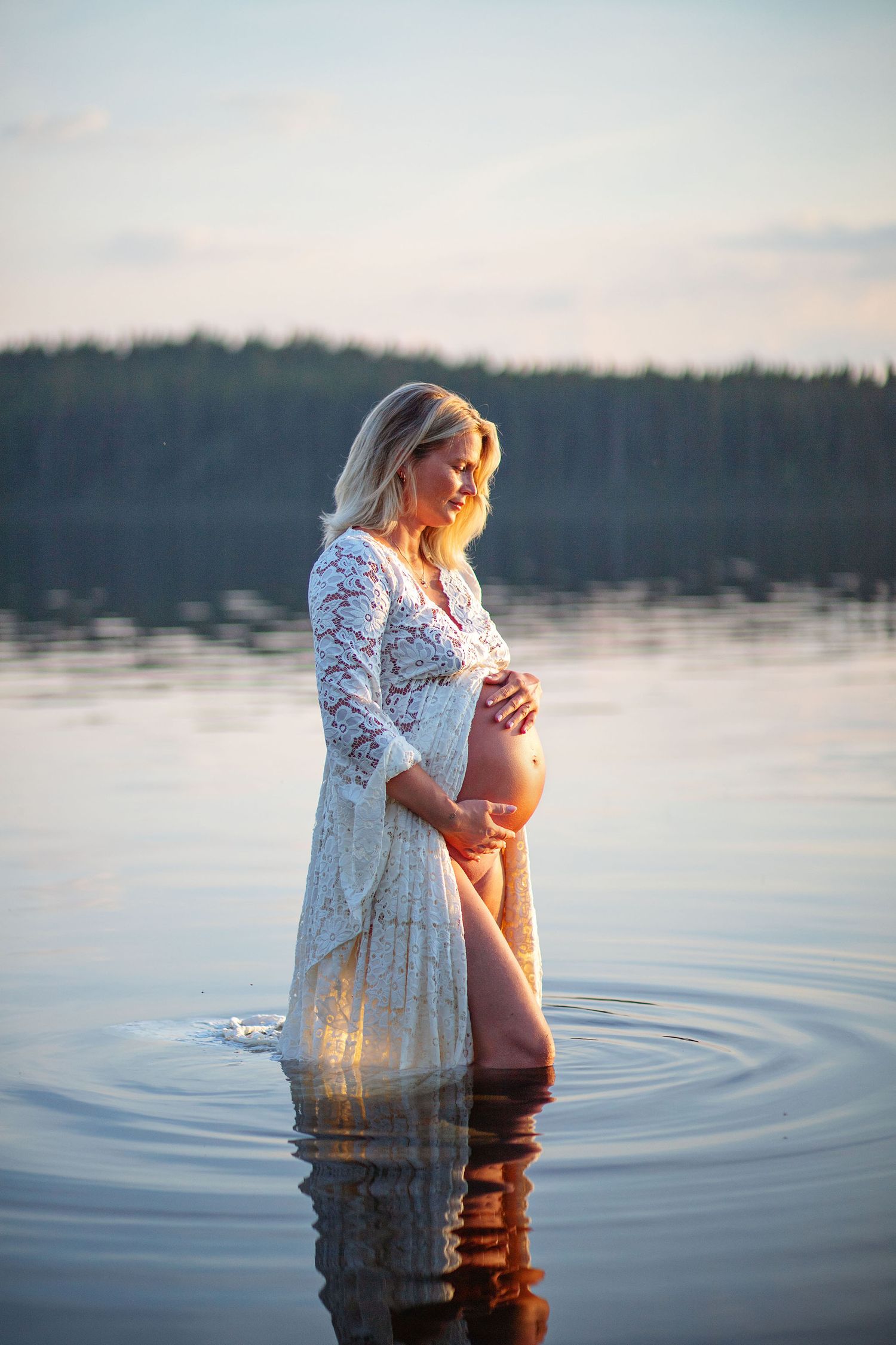 Gravidfotografering i solnedgång. Gravidfotograf Härnösand. Gravidfotograf Östersund 
Gravidfotograf Västernorrland. Utomhusfotografering.