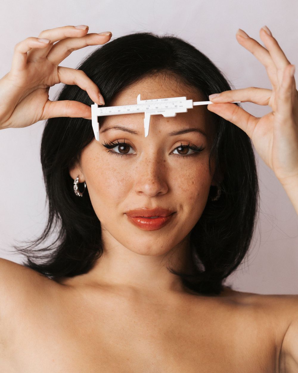 Person demonstrating usage of contact lenses across a four-step process against a white background.