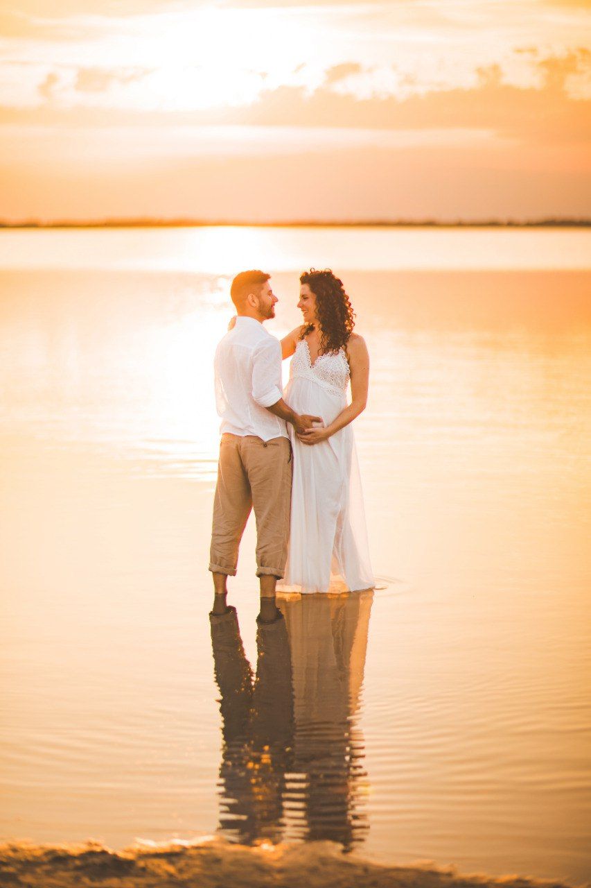 foto di gravidanza al mare spiaggia della boschettona al tramonto con golden hour