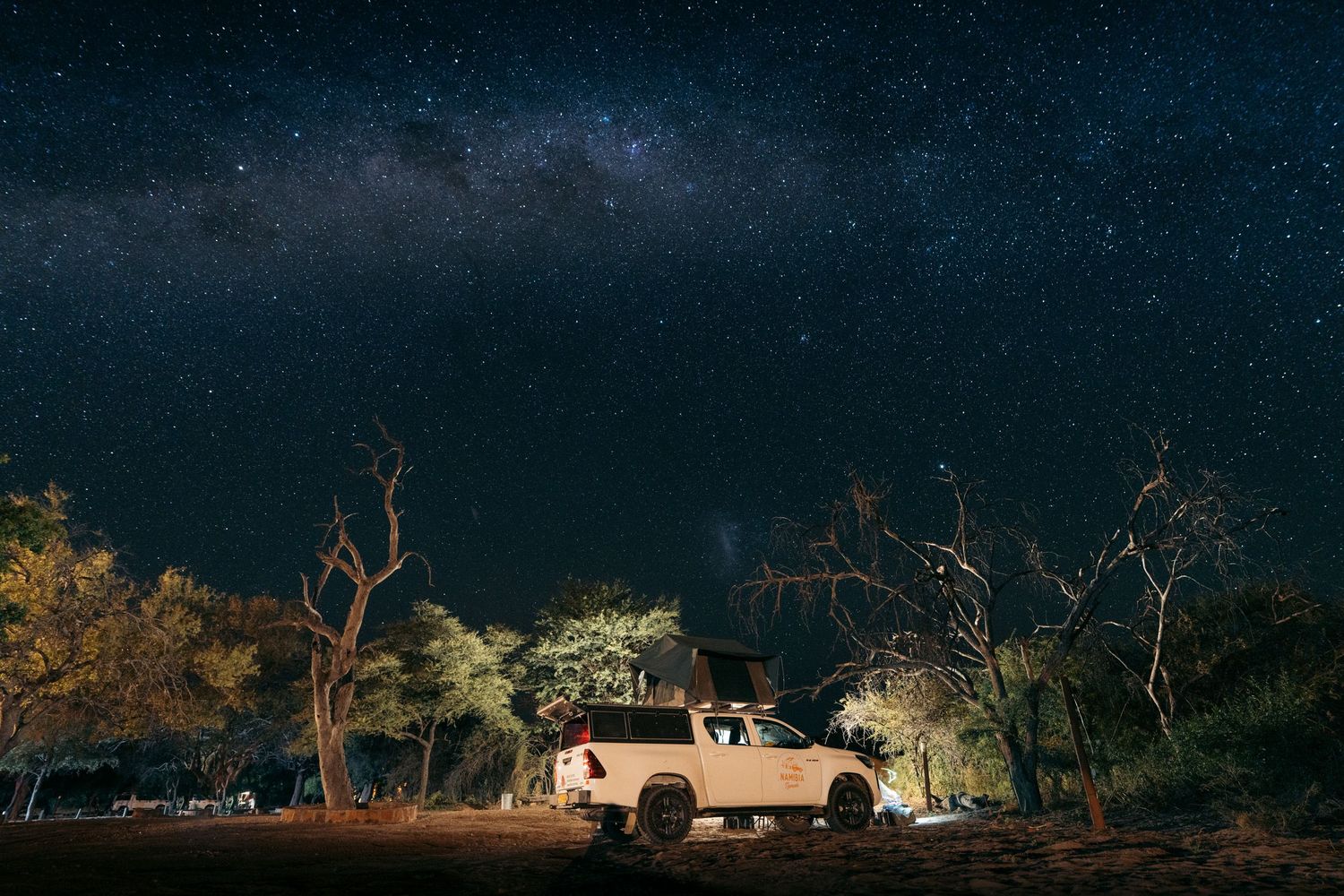 4x4 avec tente de toit sous la voie lactée à waterberg