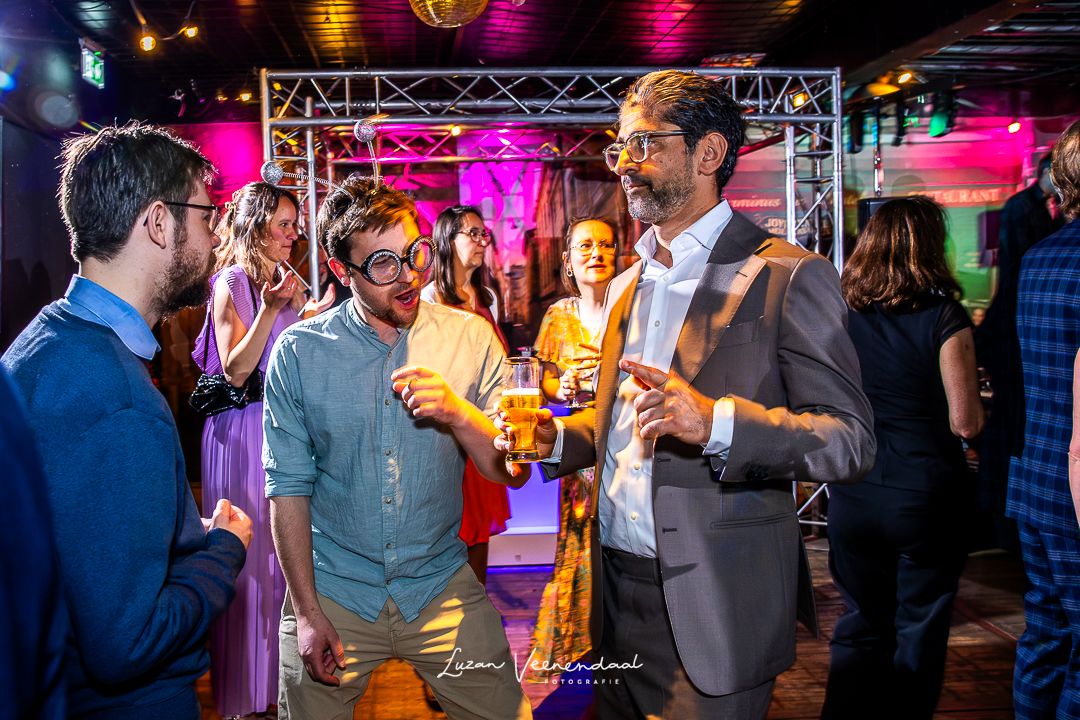 Gast met een gekke bril op tijdens het feest bij Four Seasons in Leusden