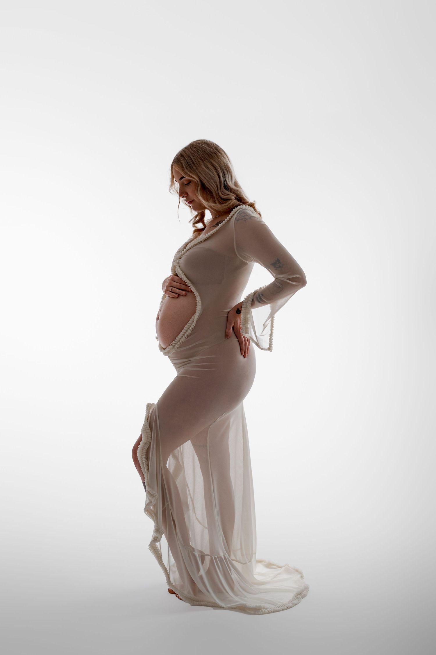 Elegant studio maternity portrait by Kalgoorlie maternity photographer Elizabeth Anne Photography.