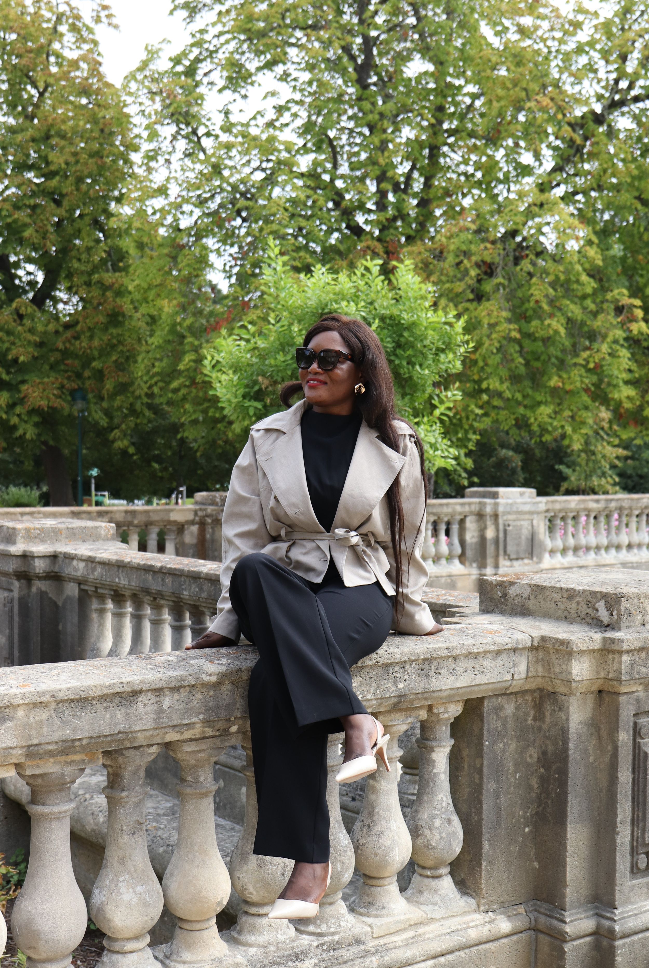 Portrait professionnel d'une femme dans un décor architecture à bordeaux.