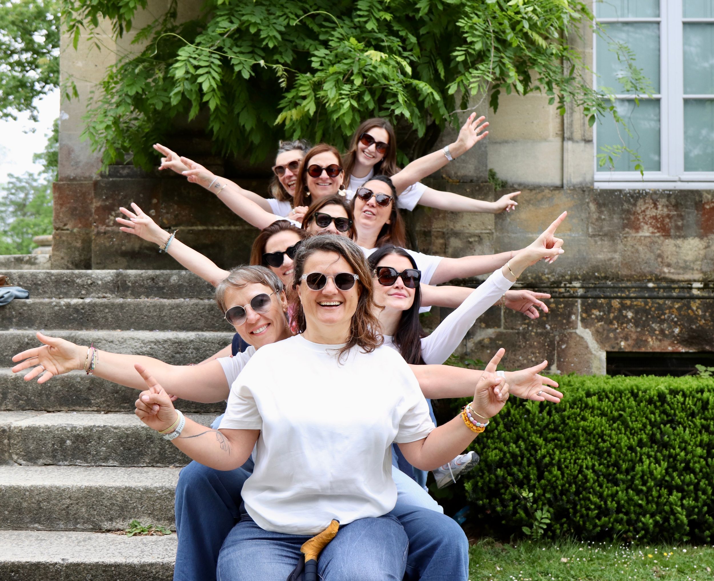 Groupe d'amies réalisant une pose créative lors d'un shooting photo à Bordeaux.