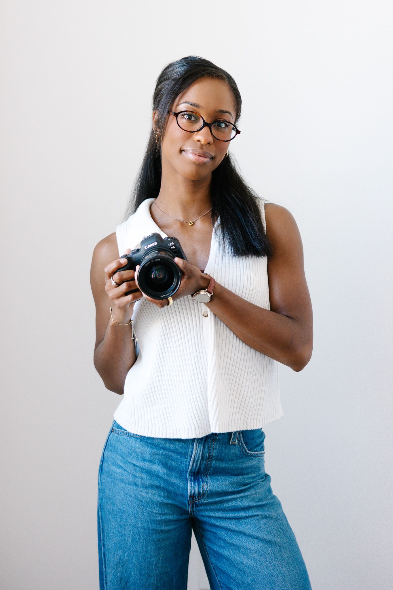 Canton Ohio senior photographer Desirée Meschell smiling with a camera, offering an effortless portrait experience for grads.
