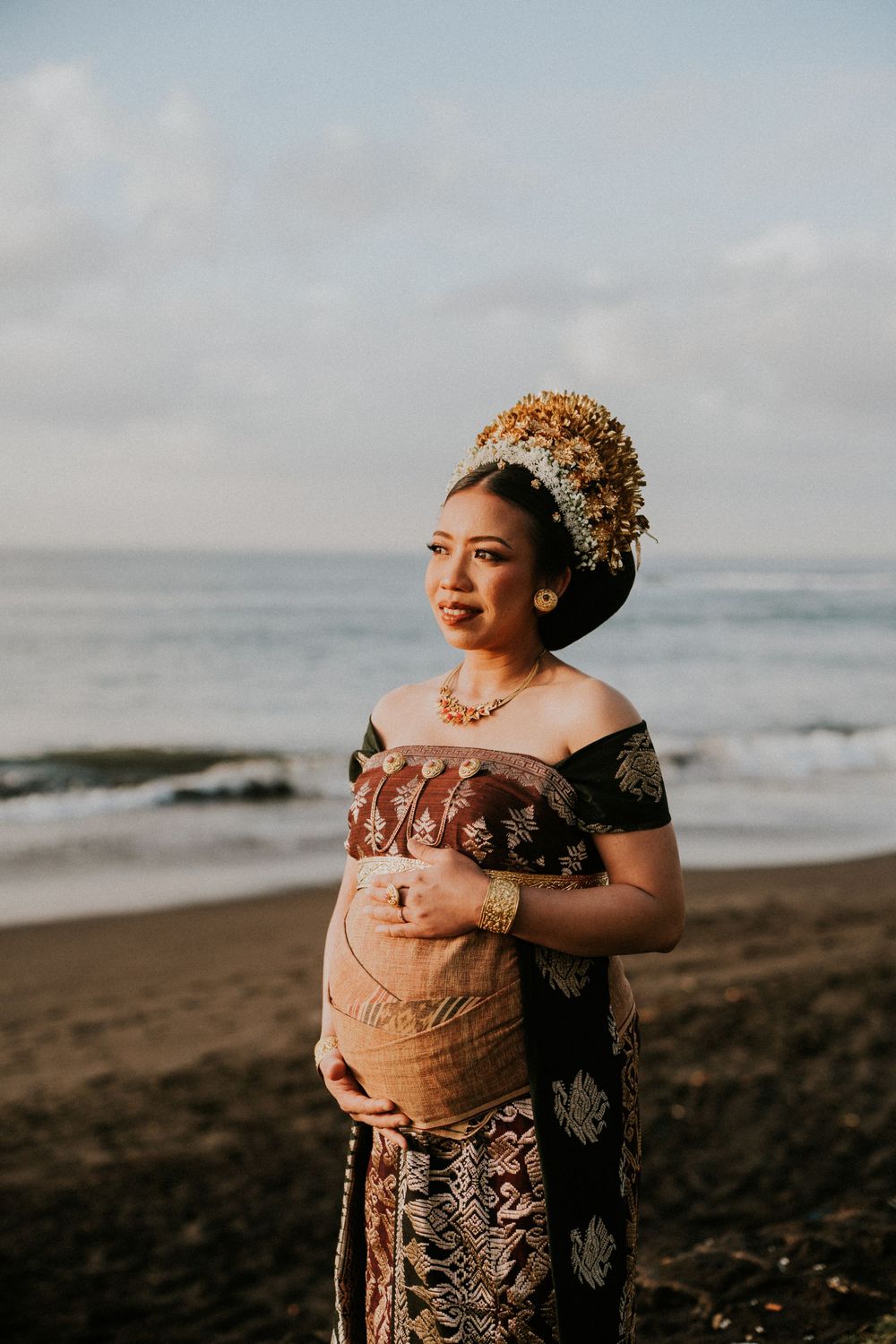 Maternity photography session with Balinese attire on Saba Beach Bali.