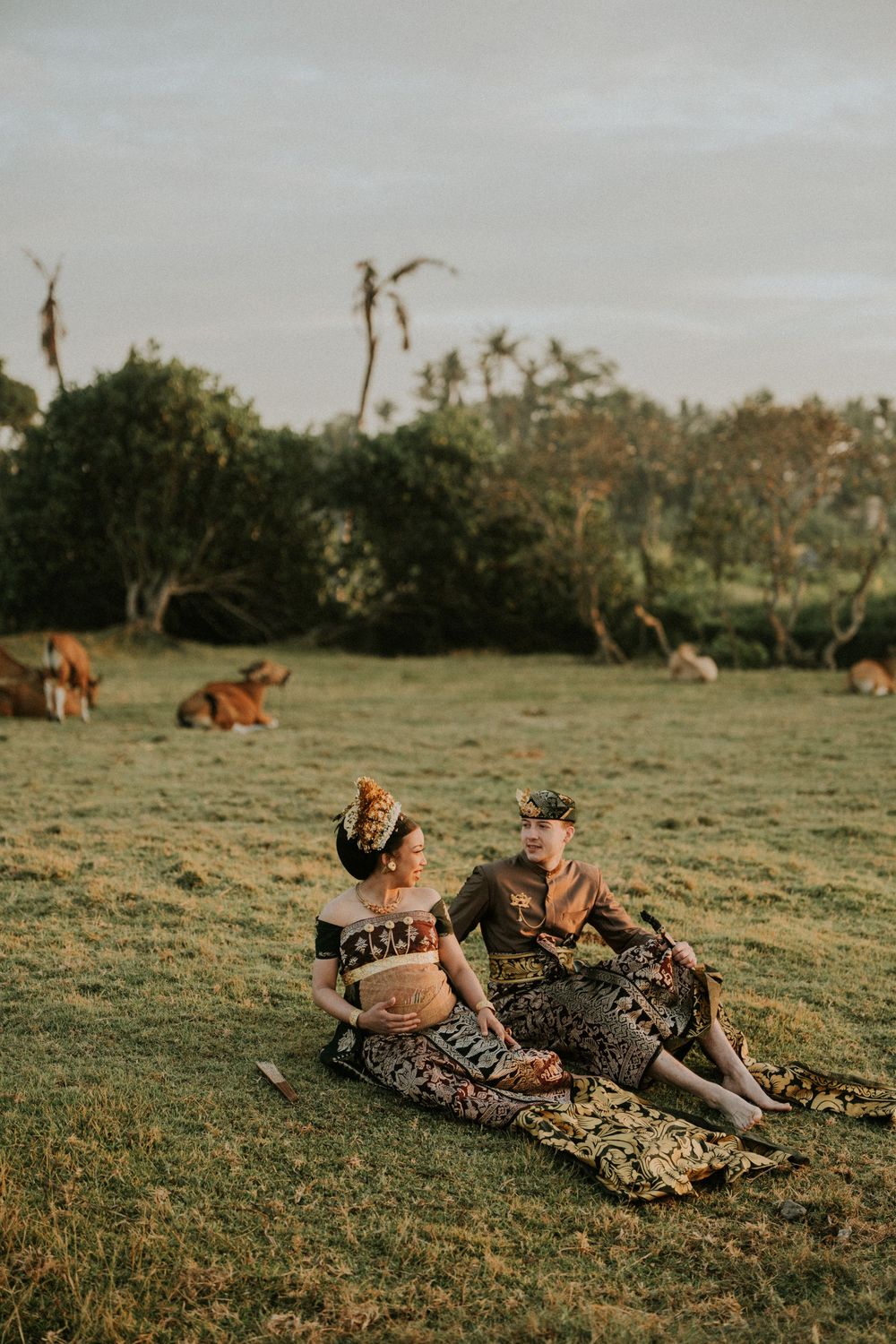 Maternity photography session with Balinese attire on Saba Beach Bali.