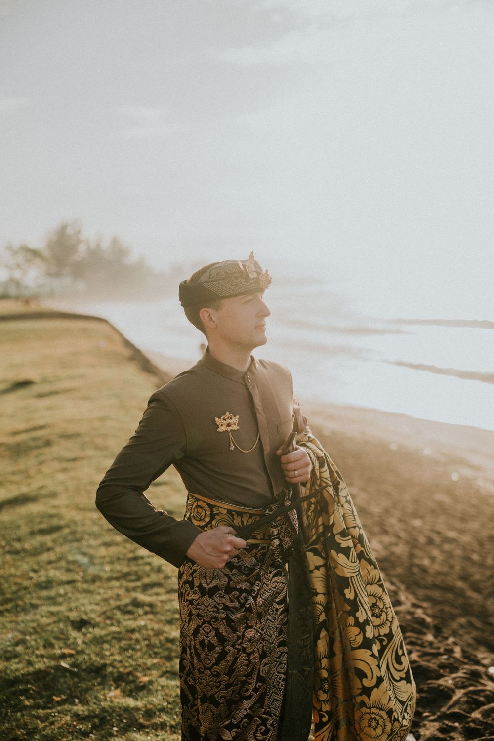 Maternity photography session with Balinese attire on Saba Beach Bali.