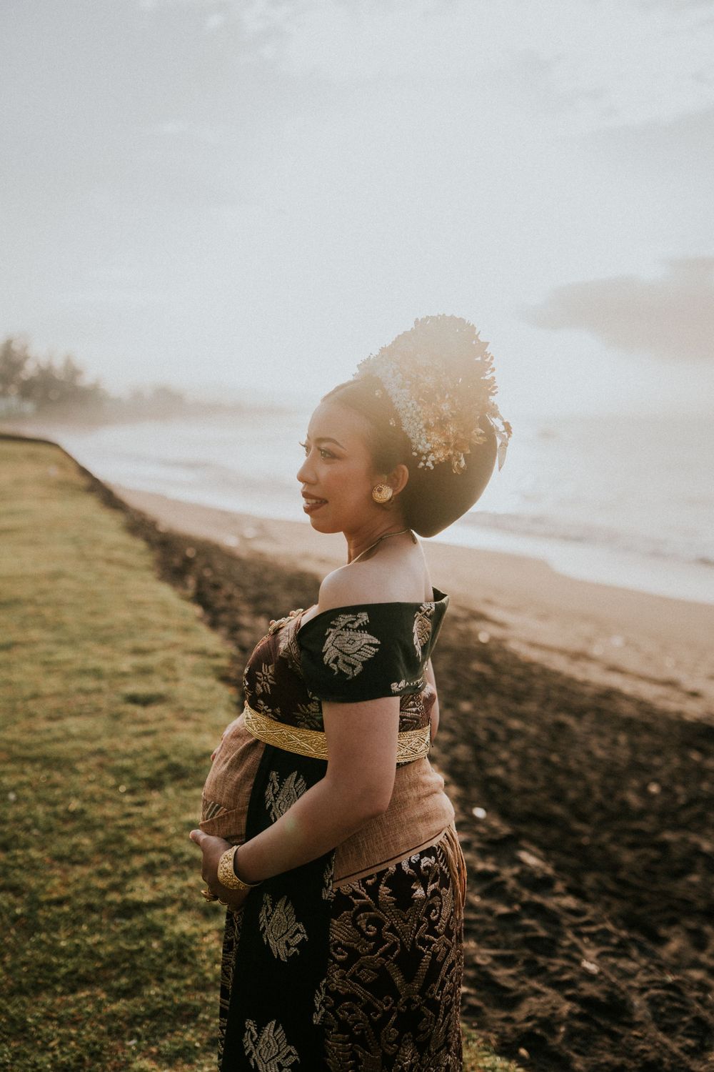 Maternity photography session with Balinese attire on Saba Beach Bali.