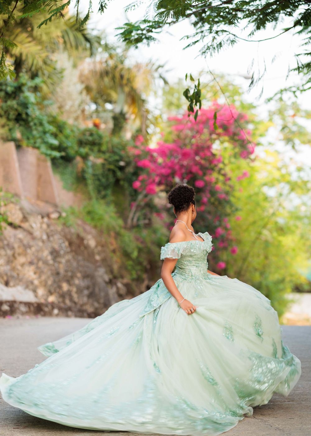 Fotos de quinceañera en Restaurante Loma Azul, Tenares, Hermanas Mirabal. Conoce esta sesión de quinceaños elegante y llena de personalidad.
