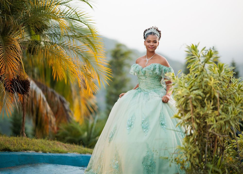 Fotos de quinceañera en Restaurante Loma Azul, Tenares, Hermanas Mirabal. Conoce esta sesión de quinceaños elegante y llena de personalidad.