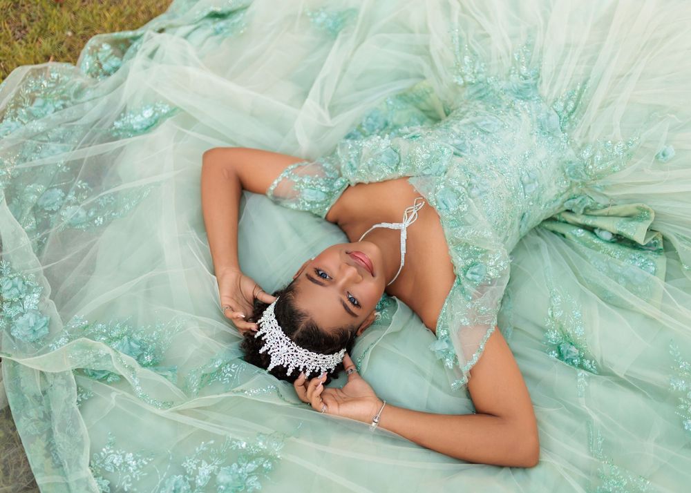 Fotos de quinceañera en Restaurante Loma Azul, Tenares, Hermanas Mirabal. Conoce esta sesión de quinceaños elegante y llena de personalidad.