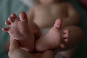 Babyfüße bei einem natürlichen Familienshooting