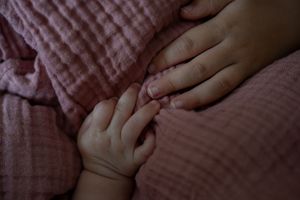 Kinderhände als Detailaufnahme bei einem Familienshooting