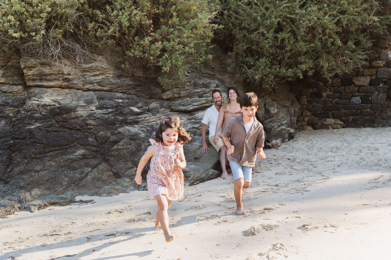 Photographe famille à Saint Lunaire lors d'une séance photo en extérieur