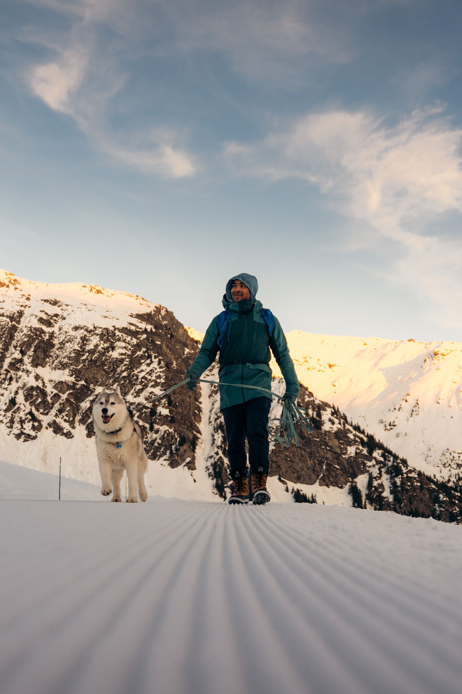 un promeneur et son husky sur un itinéraire raquette de la rosière