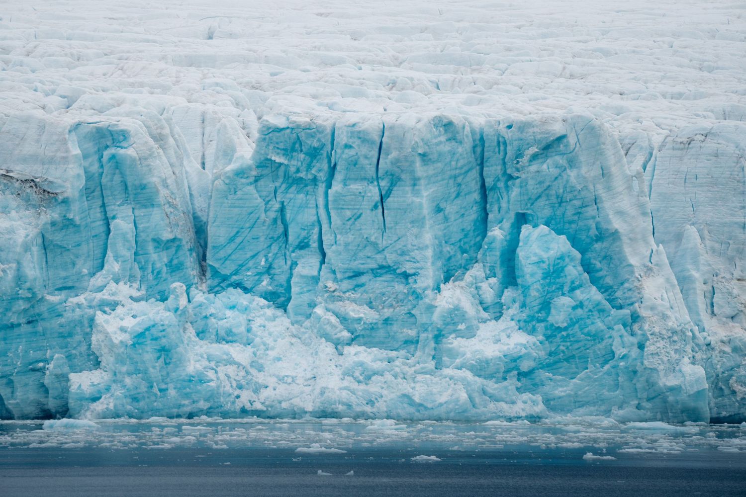 Glace bleu turquoise mise à nu par une fracture récente du front glaciaire, glacier de monaco svalabrd