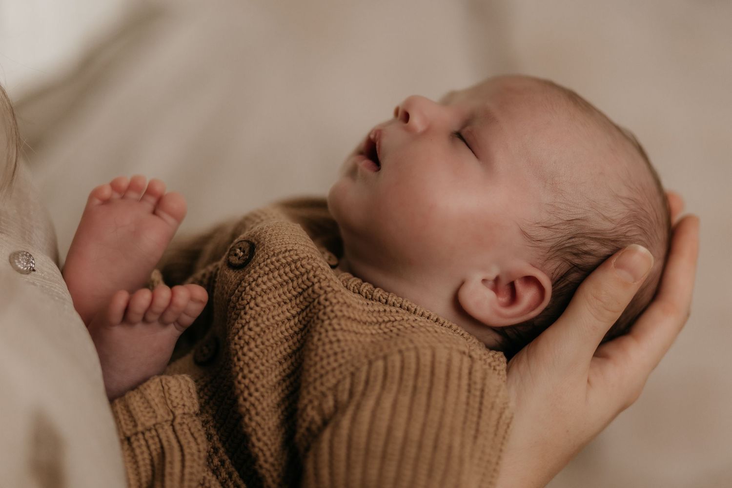 Newbornfotoshoot, newborn fotografie, close-up babyfoto's, beste babyfotograaf Limburg, studiofotoshoot newborn, newbornfoto's Limburg.
